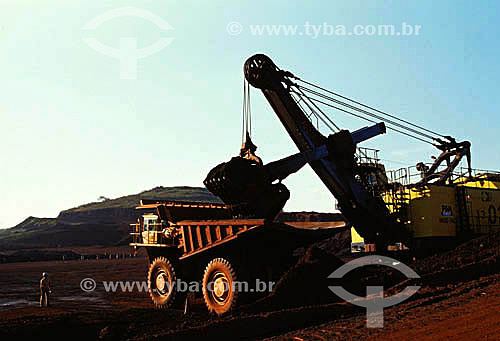  Caminhão e maquinário utilizado na extração de Minério de Ferro - Serra dos Carajás - Companhia Vale do Rio Doce - Pará - Brasil  - Parauapebas - Pará - Brasil