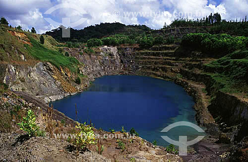  Assunto: Lago formado pela água da chuva numa mina de extração de manganês (mina T6, desativada, com 176 metros de profundidade) na área da ICOMI (Industria e Comércio de Minérios) / Local: Serra do Navio - Amapá / Data: 09/1999 
