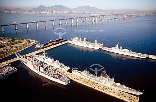  Navios de guerra da Marinha brasileira com Ponte Rio Niterói ao fundo - Arsenal da Marinha - Rio de Janeiro - RJ - Brasil / Data: 2003 