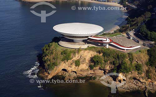  Vista aérea do MAC (Museu de Arte Contemporânea de Niterói)  - Boa Viagem - Niterói - RJ - Brasil - Julho de 2006

  Projetado pelo arquiteto Oscar Niemeyer, o MAC foi construído no Mirante da Boa Viagem.  - Niterói - Rio de Janeiro - Brasil