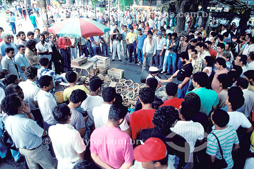  Multidão em volta de uma barraca de ervas da Medicina Alternativa - Centro da cidade do Rio de Janeiro - RJ - Brasil - 19-12-1989  - Rio de Janeiro - Rio de Janeiro - Brasil