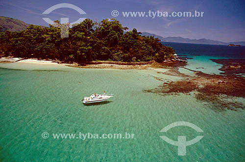  Mar de Angra dos Reis com um barco - RJ - Brasil  - Angra dos Reis - Rio de Janeiro - Brasil