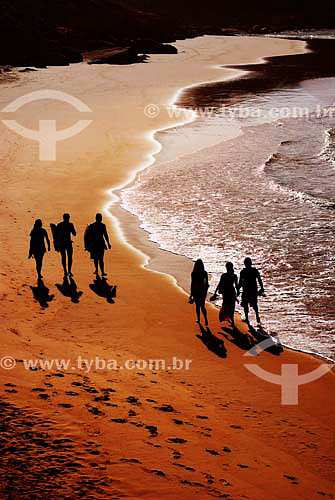  Pessoas caminhando na praia da Guarda do Embáu - Palhoça - SC - Brasil  - Palhoça - Santa Catarina - Brasil