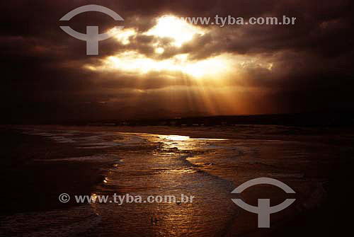  Luz do Sol penetrando fresta nas nuvens na praia da Guarda do Embaú - Palhoça - SC - Brasil  - Palhoça - Santa Catarina - Brasil