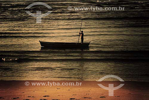  Homem em pequeno barco em frente a praia da Guarda do Embaú - Palhoça - SC - Brasil  - Palhoça - Santa Catarina - Brasil