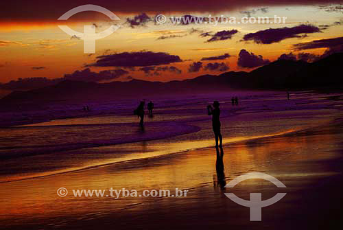  Pessoas na praia da Joaquina ao pôr-do-sol - Florianópolis - SC - Brasil  - Florianópolis - Santa Catarina - Brasil