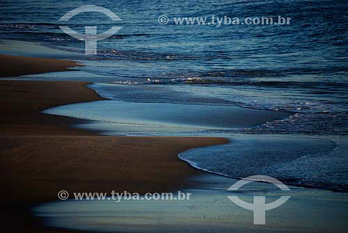  Contraste entre mar e areia em praia - Praia do Flamengo - Rio de Janeiro - RJ - Brasil  - Rio de Janeiro - Rio de Janeiro - Brasil