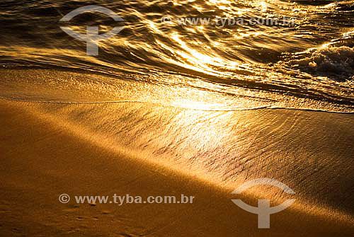  Luz matinal refletingo na água - Contraste entre mar e areia em praia - Praia do Flamengo - Rio de Janeiro - RJ - Brasil  - Rio de Janeiro - Rio de Janeiro - Brasil