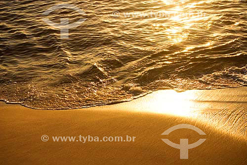  Luz matinal refletingo na água - Contraste entre mar e areia em praia - Praia do Flamengo - Rio de Janeiro - RJ - Brasil  - Rio de Janeiro - Rio de Janeiro - Brasil