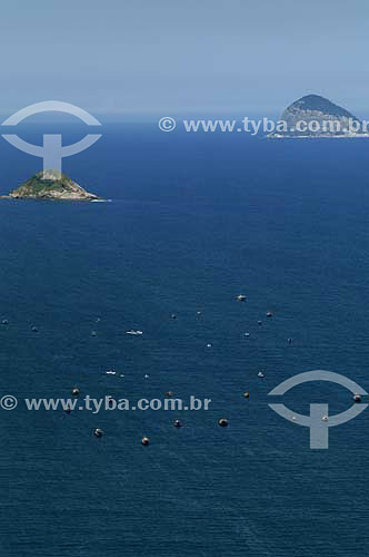  Vista aérea das Ilhas Tijuca e Redonda com barcos de pesca no mar - Rio de Janeiro - RJ - Brasil - Abril 2006  - Rio de Janeiro - Rio de Janeiro - Brasil