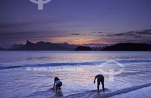  Duas crianças na beira do mar com Rio de Janeiro ao fundo ao entardecer - Niterói - RJ - Brazil  - Rio de Janeiro - Rio de Janeiro - Brasil