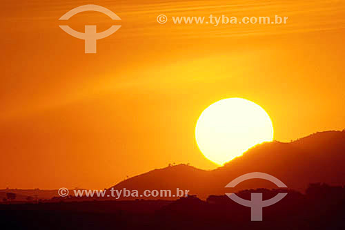  Pôr-do-sol nas montanhas do sudeste brasileiro 