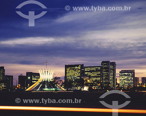  Catedral Metropolitana de Brasília com iluminação noturna - DF - Brasil  / Data: 2009 