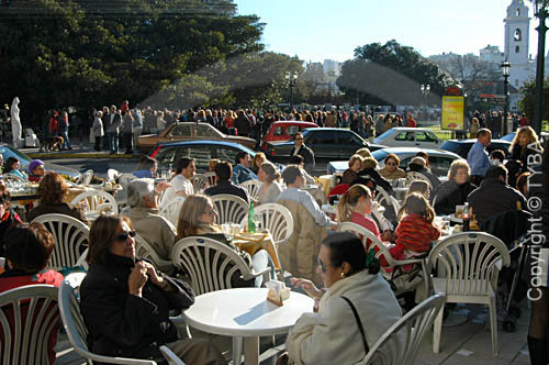  Pessoas sentadas em restaurante na rua - Bairro Recoleta - Buenos Aires - Argentina
obs.:  foto digital 