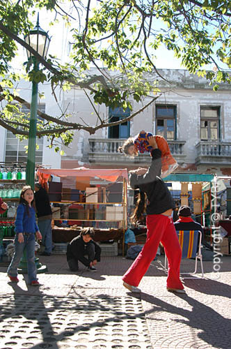  Mãe brincando com a filha -  Bairro San Telmo - Buenos Aires - Argentina
obs.:  foto digital 