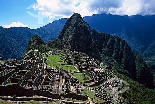  Ruínas de Machu Picchu, Pico Wayna Picchu no fundo - Peru 
