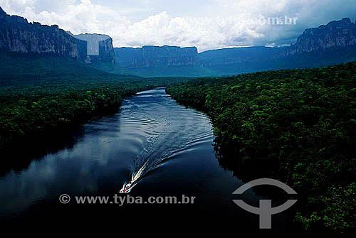  Barco com turistas em Rio na Amazônia Venezuelana - Venezuela 
