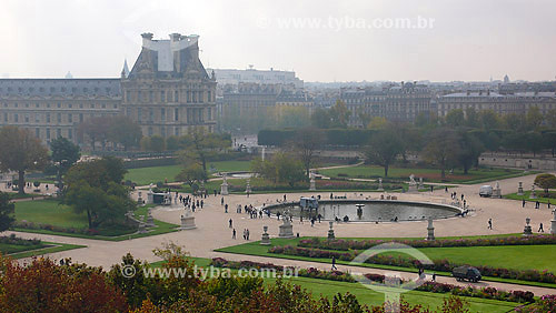  Jardin de Tuillerie com Museu do Louvre ao fundo - Paris - França - Outubro de 2007 
