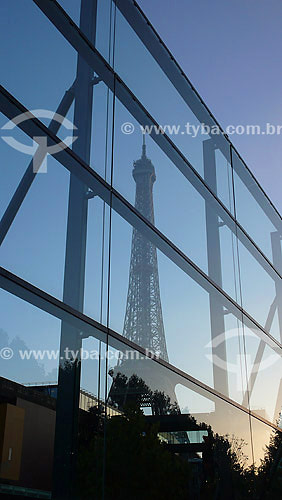  Reflexo da Torre Eiffel no Museu de Quai Branly (Obra do arquiteto Jean Nouvel) - Paris - França - Outubro de 2007 