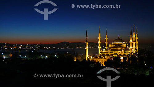  Vista noturna da Mesquita Azul com Estreito de Bósforo ao fundo - Istambul - Turquia - Outubro de 2007 
