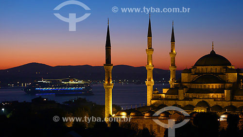  Vista noturna da Mesquita Azul com Estreito de Bósforo ao fundo - Istambul - Turquia - Outubro de 2007 