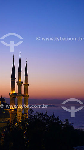  Vista da Mesquita Azul ao amanhecer com Estreito de Bósforo ao fundo - Istambul - Turquia - Outubro de 2007 