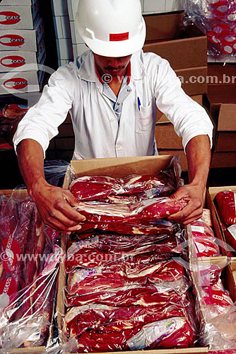  Agropecuária / Agroindústria / Agronegócio : trabalhador de frigorífico embalando carne, Rio Grande do Sul, Brasil  - Rio Grande do Sul - Brasil