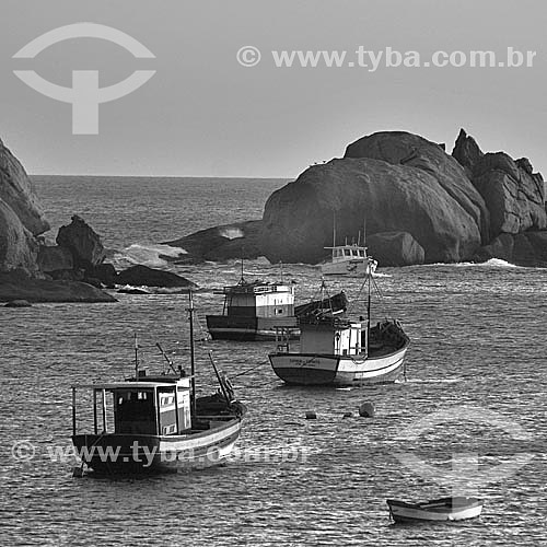  Vista da Praia de Barra de Guaratiba (litoral sul do RJ, próxima à Restinga da Marambaia) com barcos no mar - Rio de Janeiro - RJ - Brasil  foto digital  - Rio de Janeiro - Rio de Janeiro - Brasil