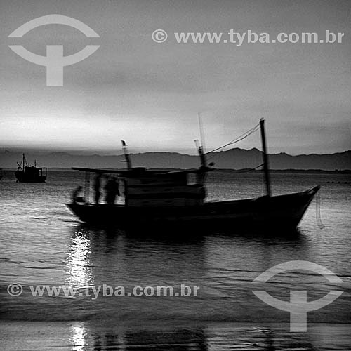  Silhueta de homens e barcos na Praia de Barra de Guaratiba (litoral sul do  RJ, próxima à Restinga da Marambaia) com barcos no mar - Rio de Janeiro - RJ - Brasil  foto digital  - Rio de Janeiro - Rio de Janeiro - Brasil