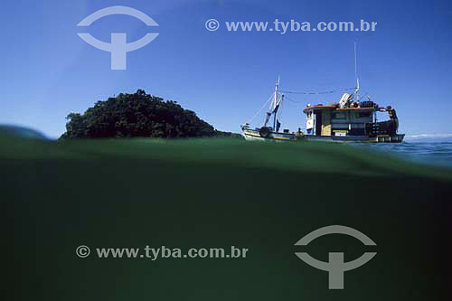  Barco de pesca chegando a uma pequena ilha - Lagoa Azul - Ilha Grande - Angra dos Reis - Rio de Janeiro - Brasil - 2006  - Rio de Janeiro - Rio de Janeiro - Brasil