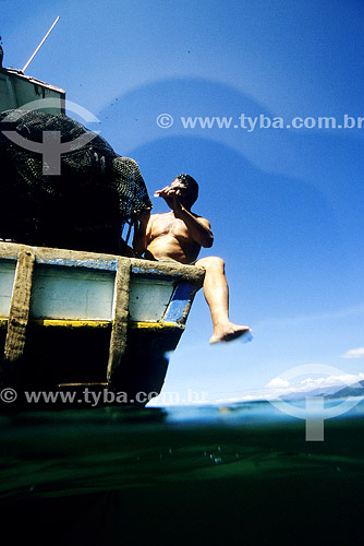  Pescador sentado num barco preparando rede para ser jogada no mar - Lagoa Azul - Ilha Grande - Angra dos Reis - Rio de Janeiro - Brasil - 2006  - Rio de Janeiro - Rio de Janeiro - Brasil