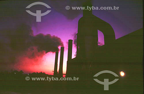  Poluição - Chaminés de industria ou fábrica poluindo o ar 