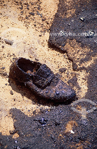  Areia e sapato sujos de óleo durante vazamento da PETROBRAS na Ilha de Paquetá  - Rio de Janeiro - Rio de Janeiro (RJ) - Brasil