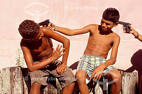  Meninos se divertindo com armas de brinquedo - RJ - Brasil  - Rio de Janeiro - Brasil