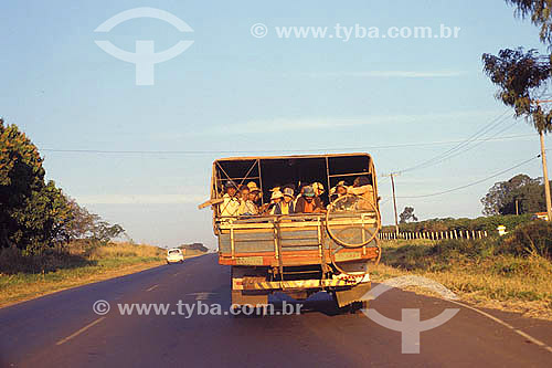  Caminhão com bóias frias, trabalhadores rurais. Data: 1994 