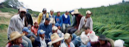  Trabalhadores rurais sendo transportados por caminhão - Brasil 