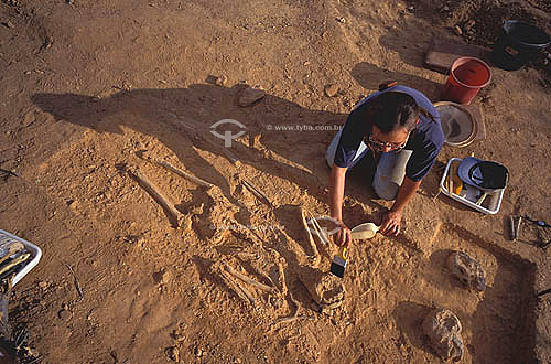  Arqueológa pesquisando ossadas dos soldados da guerra de Canudos - Bahia - Brasil - Data: 2004 
