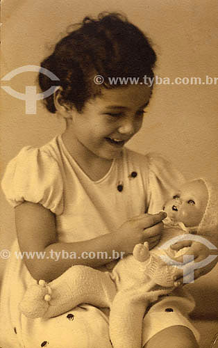  Criança com boneca - anos 30 Acervo: Maria Evangelina Rodrigues de Almeida 