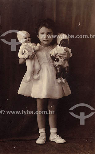  Criança com boneca e negra e branca - Multiracial - Anos 30 - Pará
Acervo: Maria Evangelina Rodrigues de Almeida  - Pará - Brasil