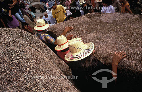  Religião católica - Romeiros passando entre duas pedras para visitar a estátua de Padre Cícero - Juazeiro do Norte - Ceará - Brasil  - Juazeiro do Norte - Ceará - Brasil