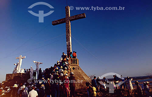  Pessoas ao pé da cruz durante romaria - Bom Jesus da Lapa - BA - Brasil - (2005)

  - Bom Jesus da Lapa - Bahia - Brasil
