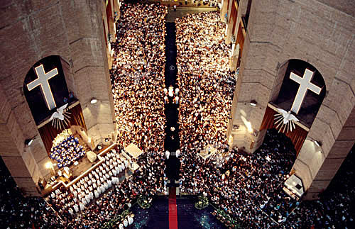  Religião católica -  Igreja lotada de fiéis durante uma missa na Basílica de Nossa Senhora da Conceição Aparecida - São Paulo - Brasil  - São Paulo - São Paulo - Brasil