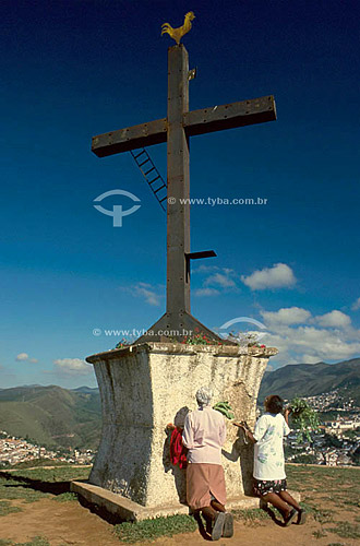  Religião - Mulheres rezando em um Cruzeiro em Ouro Preto - Minas Gerais - Brasil  - Ouro Preto - Minas Gerais - Brasil