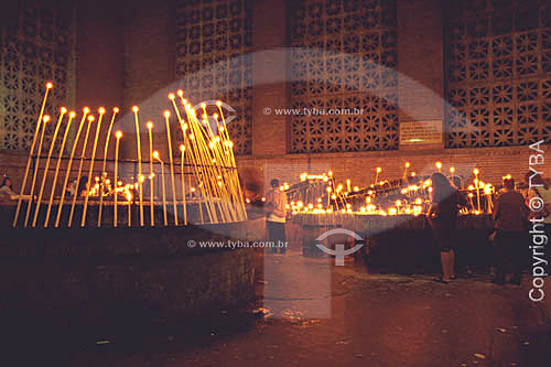  Religião Católica - Pessoas acendendo velas - Santuário Nacional de Nossa Senhora da Conceição Aparecida - São Paulo - Brasil  - São Paulo - São Paulo - Brasil