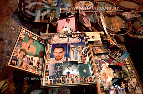  Assunto: Crucifixo e fotografias em sala dedicada aos ex-votos no interior da gruta do Santuário de Bom Jesus da Lapa, uma manifestação importante da fé católica / Local: Bom Jesus da Lapa - Bahia - Brasil / Data: 2005 
