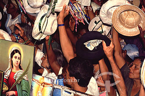  Romeiros tirando o chapéu na missa noturna (Esplanada II) em Bom Jesus da Lapa, uma manifestação importante da fé católica no Brasil - sertão da Bahia  - Bom Jesus da Lapa - Bahia - Brasil