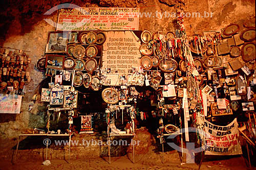  Assunto: Fotografias em sala dedicada aos ex-votos no interior da gruta do Santuário de Bom Jesus da Lapa, uma manifestação importante da fé católica / Local: Bom Jesus da Lapa - Bahia (BA) - Brasil / Data: 2005 