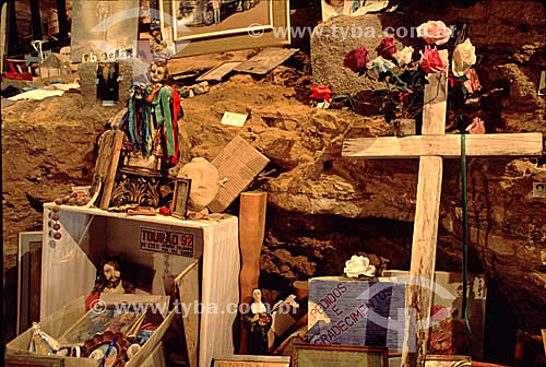  Crucifixo de madeira e imagem de santos em sala dedicada aos ex-votos no interior da gruta do Santuário de Bom Jesus da Lapa, uma manifestação importante da fé católica - Bom Jesus da Lapa - Bahia - Brasil  - Bom Jesus da Lapa - Bahia - Brasil