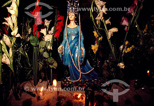  Imagem de Iemanjá com velas acesas e flores - Salvador - Bahia - Brasil  - Rio de Janeiro - Bahia - Brasil