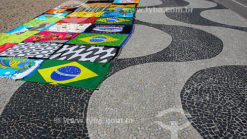  Calçadão de Copacabana (Pedras Portuguesas) com toalhas de praia - Bandeira do Brasil - Copacabana - Rio de Janeiro - RJ - Dezembro de 2007  - Rio de Janeiro - Rio de Janeiro - Brasil